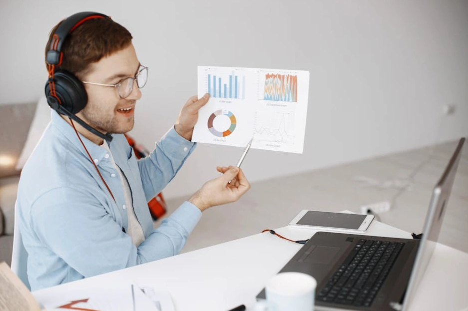 Analityk danych pracujący nad optymalizacją kampanii marketingowej